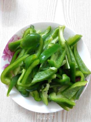 青椒炒肉的做法步骤：1