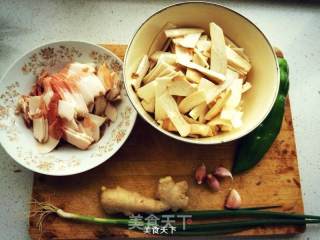 杏鲍菇炒肉的做法步骤：1