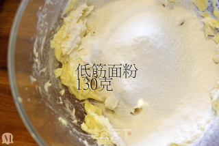 曲奇饼干，来源于英语COOKIE，外形小巧可爱，口味香酥可口，深受女生的喜爱的做法步骤：5