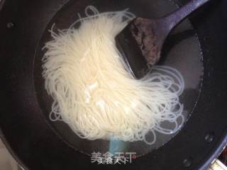 酸酸辣辣真美味-松茸螺蛳粉的做法步骤：7