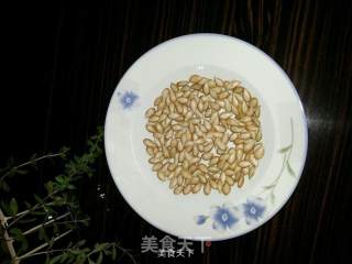 微波家常原味焦香南瓜籽的做法步骤：1