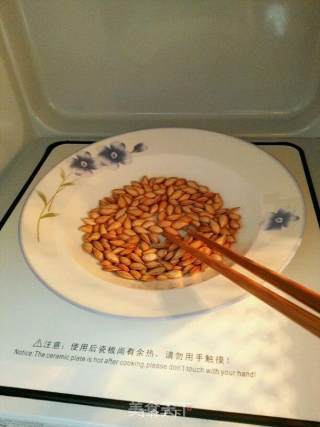 微波家常原味焦香南瓜籽的做法步骤：4