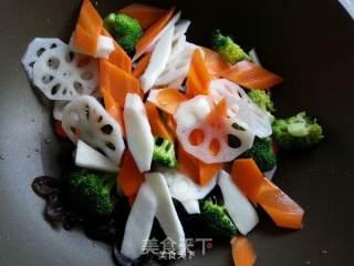 清爽素菜【荷塘小炒】的做法步骤：4