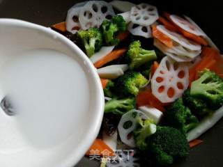 清爽素菜【荷塘小炒】的做法步骤：5