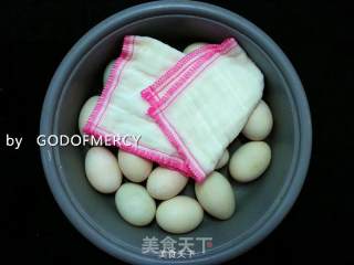 舌尖上的端午节=儿时的记忆怀旧版的咸鸭蛋的做法步骤：2