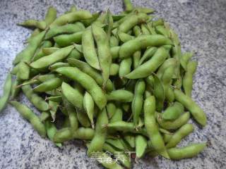 椒盐毛豆的做法步骤：1