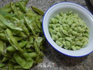 椒盐毛豆的做法步骤：2
