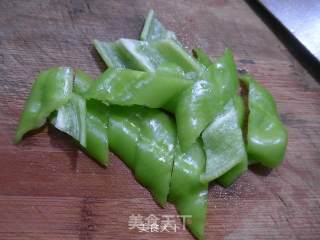 尖椒茭白炒麻辣香肠的做法步骤：2