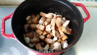 五花肉烧素鸡的做法步骤：6
