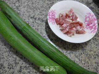 五花风肉炒丝瓜的做法步骤：1