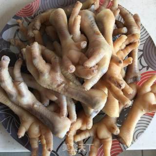 东东卤凤爪的做法步骤：1