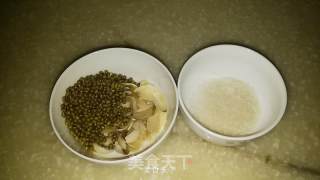 l百合绿豆米糊---传统的解暑佳品的做法步骤：1