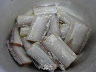 红烧带鱼的做法步骤：1
