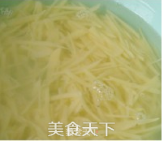 青椒土豆丝的做法步骤：1