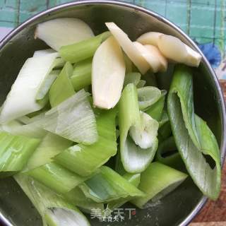 黑白无常戴绿帽高举红旗（山药清炒木耳）的做法步骤：3