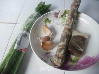 香肠炒芦笋的做法步骤：1