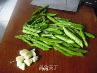 香肠炒芦笋的做法步骤：3