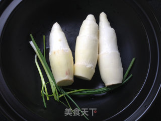 油焖茭白的做法步骤：1