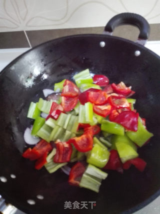 腊肉炒红椒的做法步骤：7