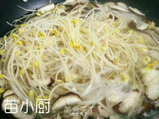 香菇炒豆芽的做法步骤：1