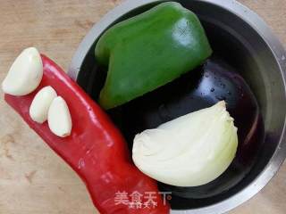 家常烧茄子------好吃不油腻的做法步骤：1