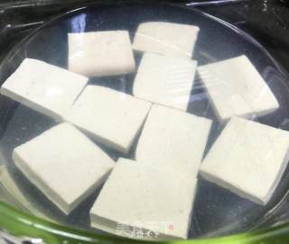 双面香煎豆腐黄--加上榨菜花生真正好香下酒菜的做法步骤：1