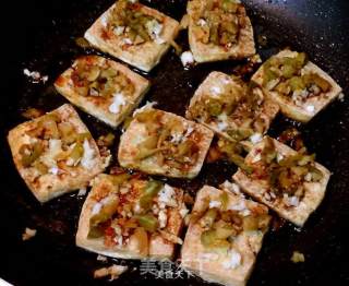 双面香煎豆腐黄--加上榨菜花生真正好香下酒菜的做法步骤：5