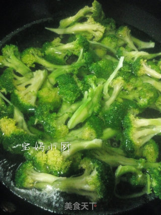 西兰花拌小木耳的做法步骤：5
