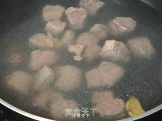 家人最爱--蕃茄牛腩浓汤（有点罗宋汤的调调）的做法步骤：2