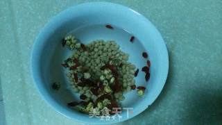 菊花枸杞豆浆---适合夏季的豆浆的做法步骤：2