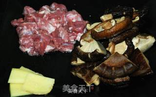 猪肉香菇焖豆腐双面黄--香浓软滑下饭菜的做法步骤：3