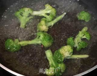 健康美味蔬菜沙拉-西兰花蕃茄紫甘蓝鸡蛋千岛酱的做法步骤：1