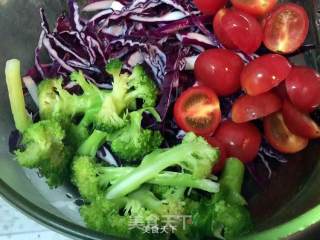 健康美味蔬菜沙拉-西兰花蕃茄紫甘蓝鸡蛋千岛酱的做法步骤：3