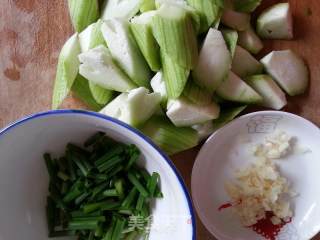 丝瓜粉丝凉菜的做法步骤：2