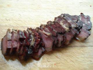 青椒炒腊肉的做法步骤：1