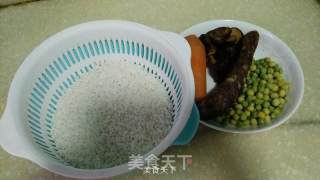 三丁腊肠焖饭的做法步骤：1