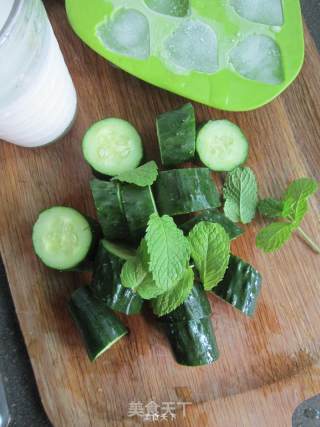 透心凉的夏日清凉饮品——黄瓜薄荷蜂蜜饮的做法步骤：1