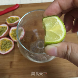 百香果青柠蜂蜜水的做法步骤：3