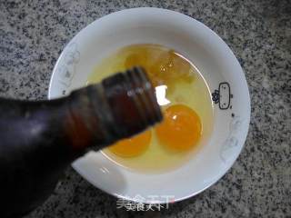 五花风肉梅豆炒鸡蛋的做法步骤：2