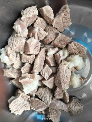 萝卜牛腩的做法步骤：1