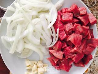 咖喱炒牛肉芒果的做法步骤：3
