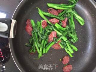 菜心炒腊肠的做法步骤：4