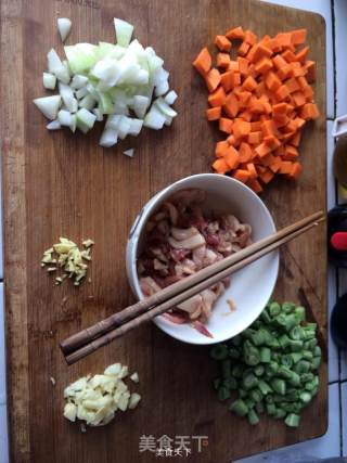五花肉萝卜豆角焖饭的做法步骤：1
