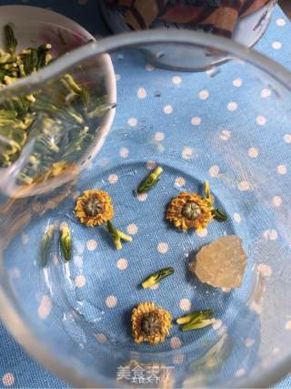 莲心菊花饮的做法步骤：3