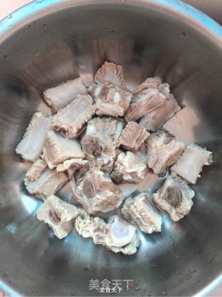 特色排骨汤的做法步骤：2