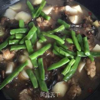 东北乱炖（小鸡炖蘑菇粉条土豆山药）的做法步骤：6