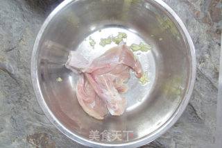 夜里想起了星爷的“烧鸡翼，我中意食......”的做法步骤：2
