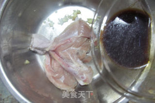 夜里想起了星爷的“烧鸡翼，我中意食......”的做法步骤：3