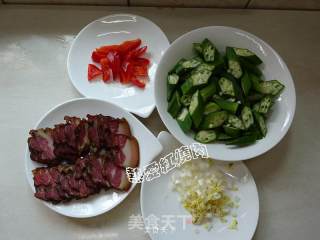 腊肉炒秋葵的做法步骤：3