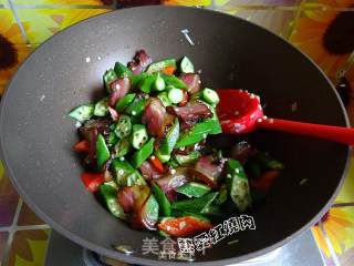 腊肉炒秋葵的做法步骤：9